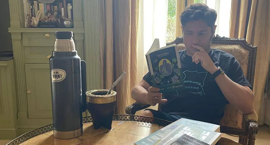 La foto que subió Axel Kicillof a sus redes leyendo "Cometierra" de Dolores Reyes.