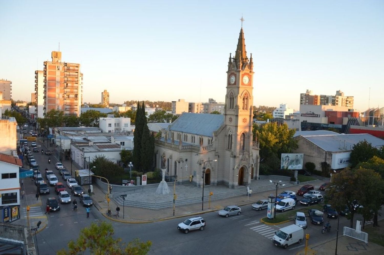 Además, adelantó que se prepara la edición de un libro, con colaboración del gobierno de Venado Tuerto, que recorre los diferentes hitos de la Catedral y la actualización del material impreso en el marco del centenario de la Inmaculada Concepción.