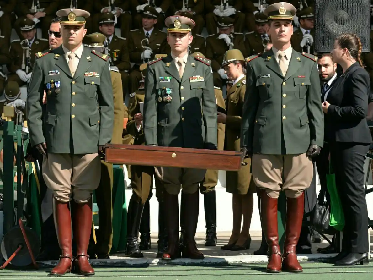 Argentina le restituyó la histórica bandera del episodio Laguna del Desierto a Chile