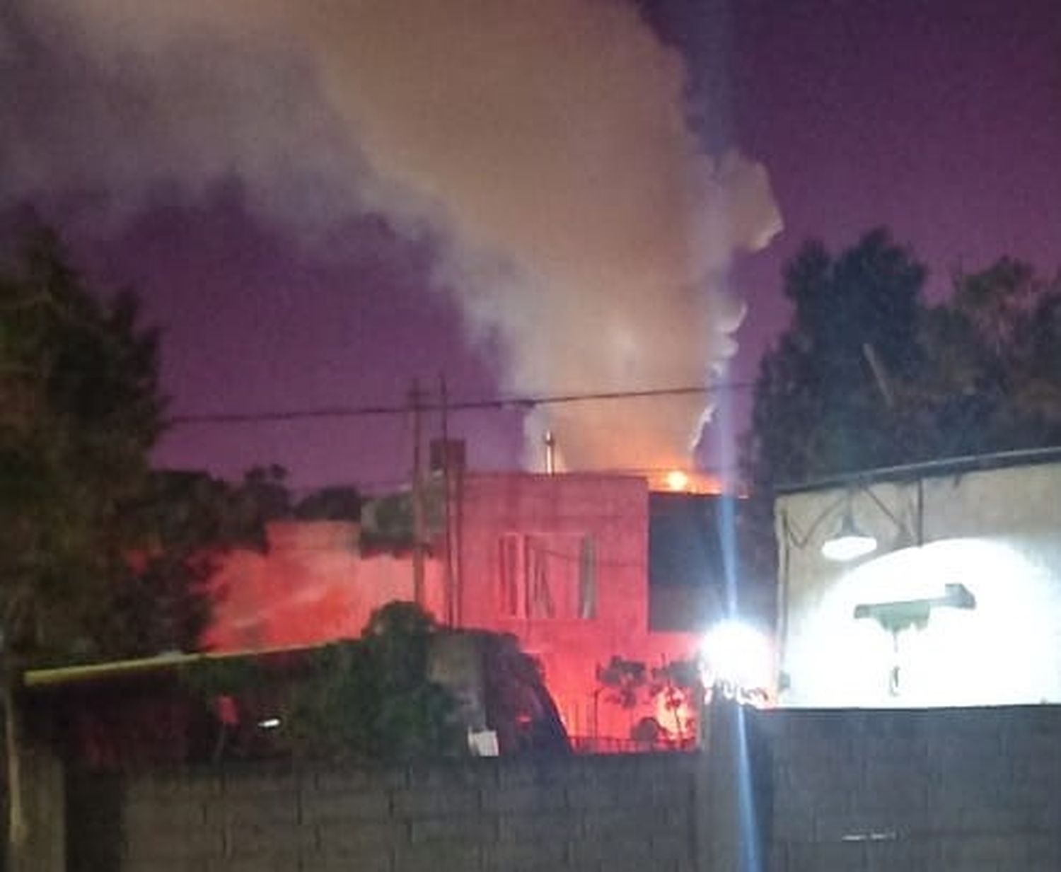 Bomberos trabajaron durante más de tres horas en un depósito de artesanías que se incendió