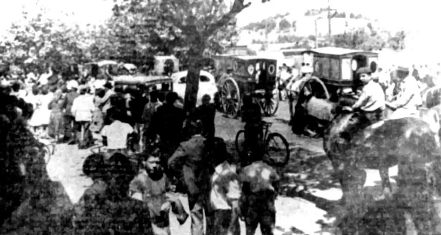 Esta imagen registra una escena de la detención de un grupo de repartidores de leche, acompañados por vecinos solidarios con los trabajadores, que en no pocos casos agredieron a la policía provocando nuevos incidentes.