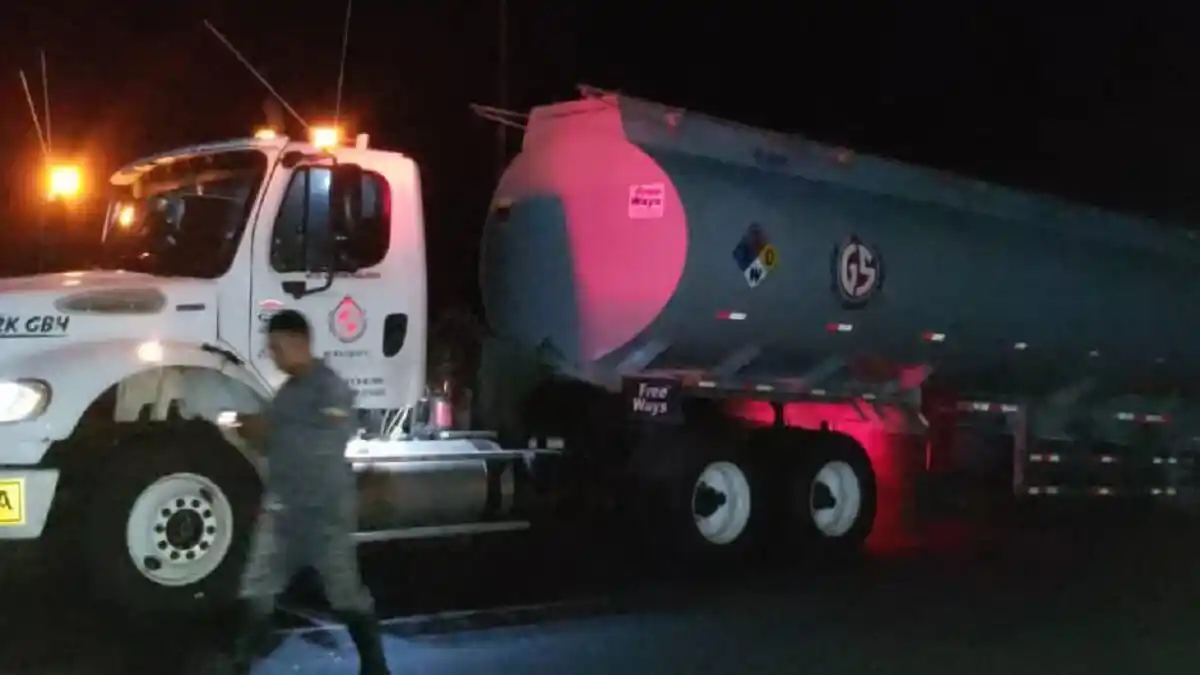 ¡PELIGRO EN LA VÍA! Piratas de carretera  tirotean a 2 hombres que iban en una cisterna de combustible