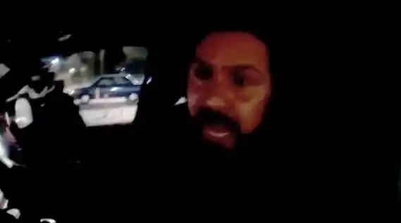 Denunciaron al cantante de La Mancha de Rolando por agredir a un motociclista: le aplastó la moto y escapó