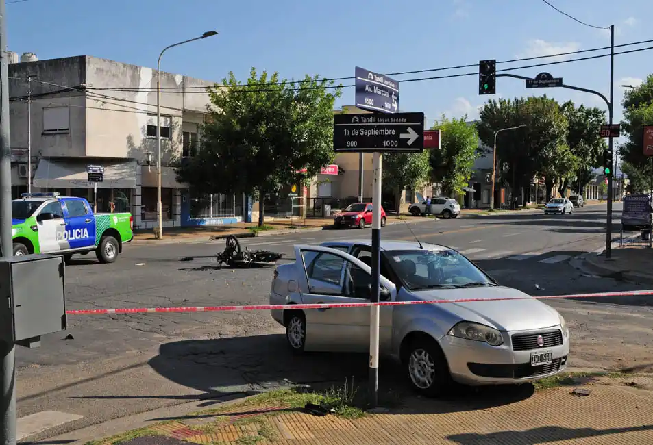 Violento accidente entre auto y moto en Marconi y 11 de Septiembre