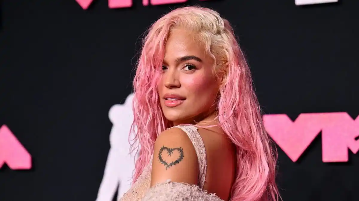 DESAFIARON LA LLUVIA Y JUGARON DOMINÓ: Caraqueños pernoctaron para comprar las entradas de Karol G (video)