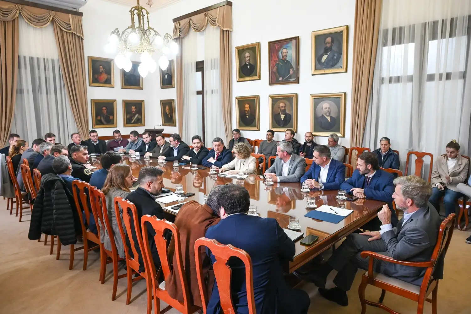 Frigerio reunió a intendentes y funcionarios para coordinar acciones ante el fenómeno de El Niño