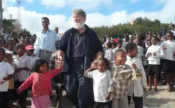 El padre Pedro Opeka, el “albañil de Dios”, está en Argentina y tendrá una cargada agenda: dará misas en Provincia