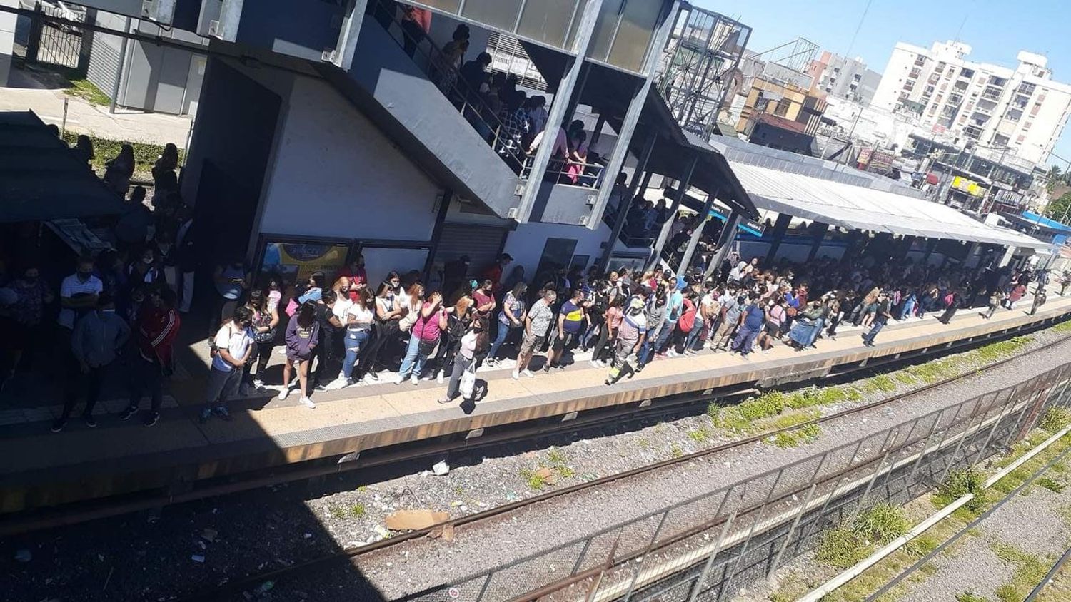 ¿Se terminó el distanciamiento social?: El Tren Sarmiento hoy explotó de gente y encima mañana habrá paro