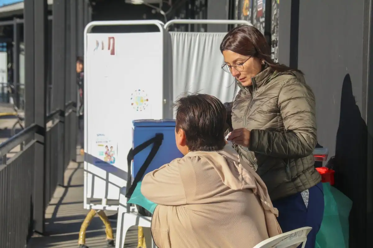 Más de 60 personas hicieron sus consultas médicas y se vacunaron en el Mercado del Munilla
