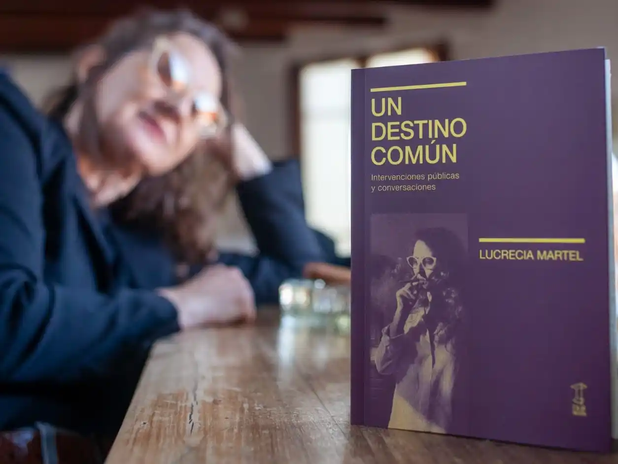 Lucrecia Martel presentará en Mar del Plata el libro Un destino común, editado por Caja Negra, en el marco de la feria Invierno.