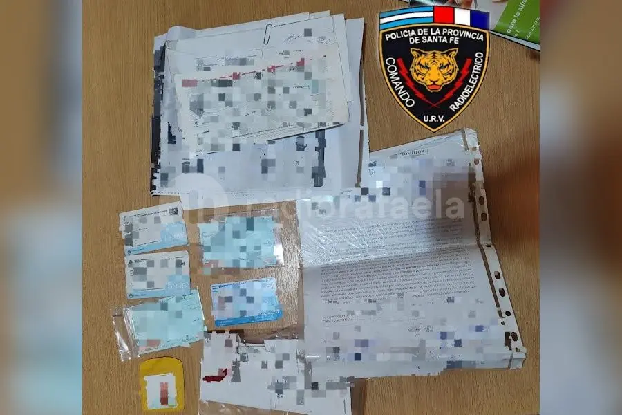 Tenía en su poder un montón de documentos ajenos: dijo que los había encontrado en la basura