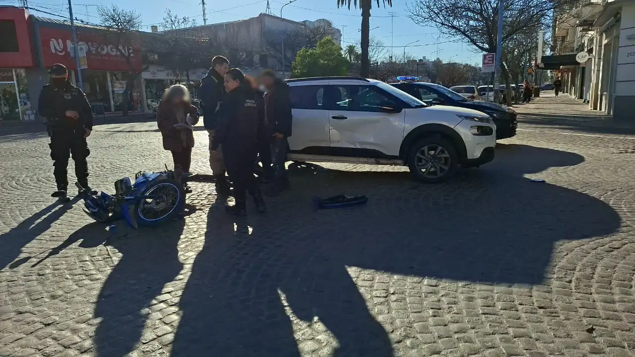 Choque en pleno centro: una moto impactó contra una camioneta en bulevar Santa Fe - 3