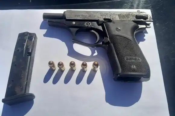 Descubrieron a un adolescente de 15 años disparando un arma al aire