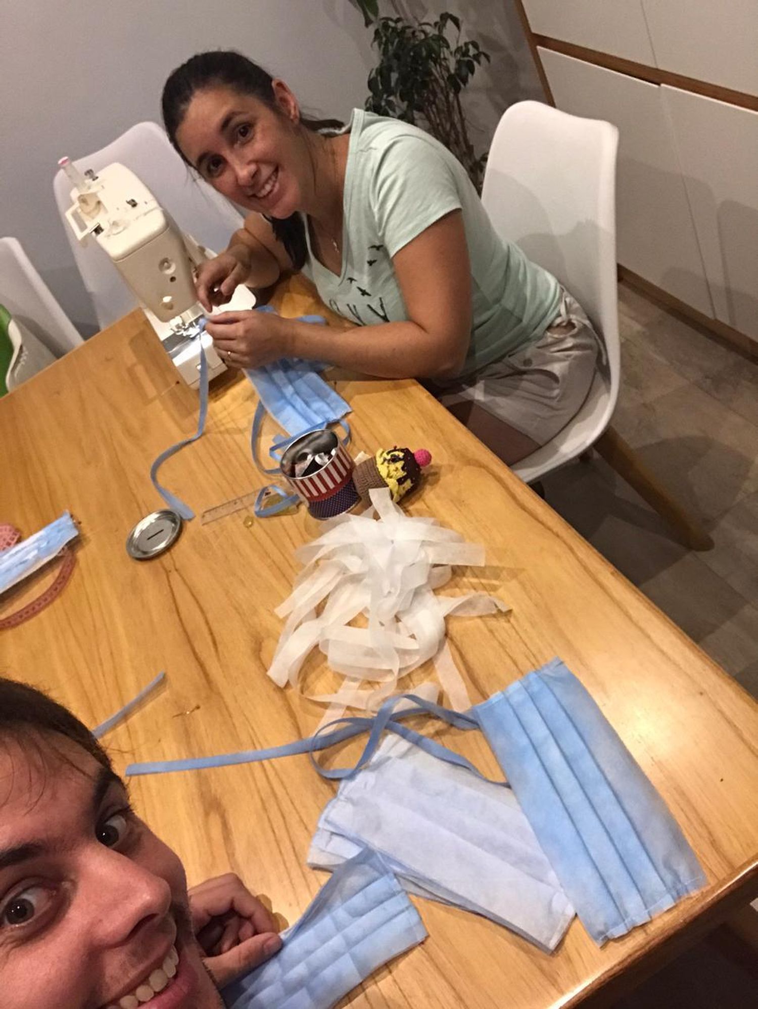 Mujeres Empresarias reunió a un maravilloso grupo que cosió mil barbijos y 600 camisolines