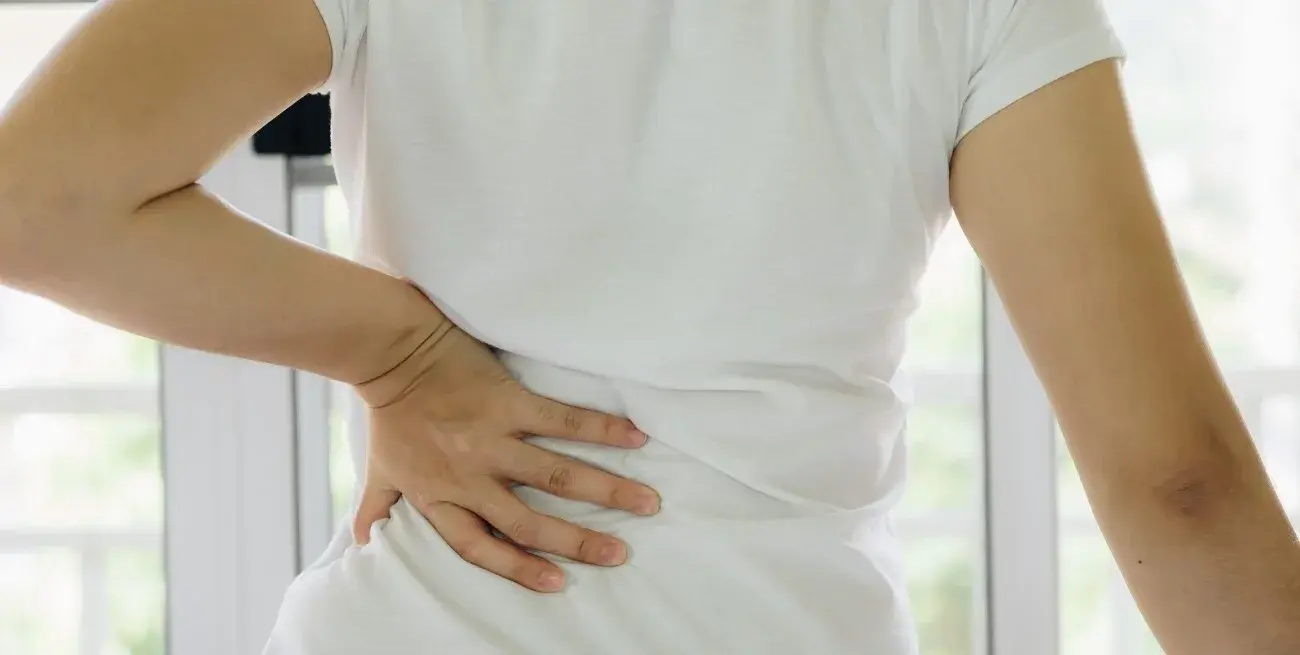 Dolor de espalda y cintura: causas frecuentes, ejercicios suaves y señales de alarma
