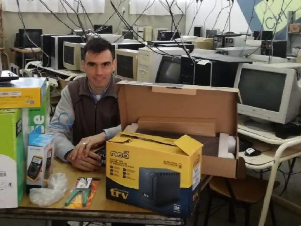 Un exalumno regresó a su colegio de barrio San Cayetano para alfabetizar en tecnología