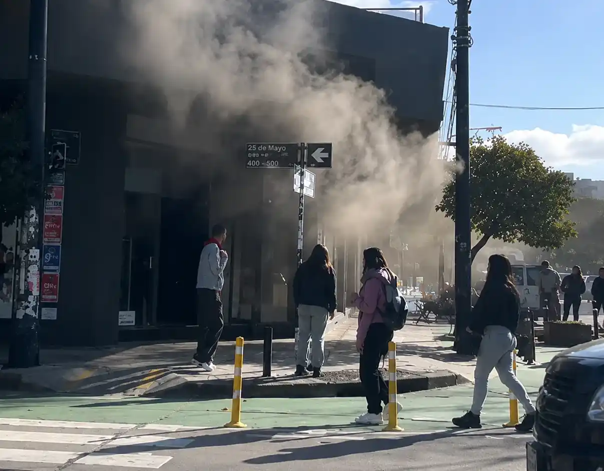 La rápida intervención de los trabajadores del local y de Bomberos permitió controlar el incendio.