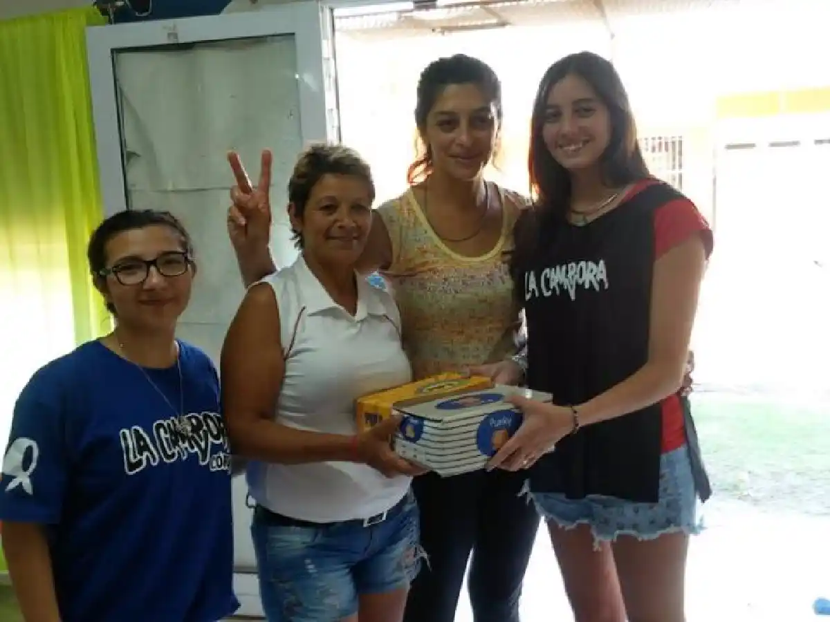 La Cámpora San Francisco entregó zapatillas en barrio San Cayetano 