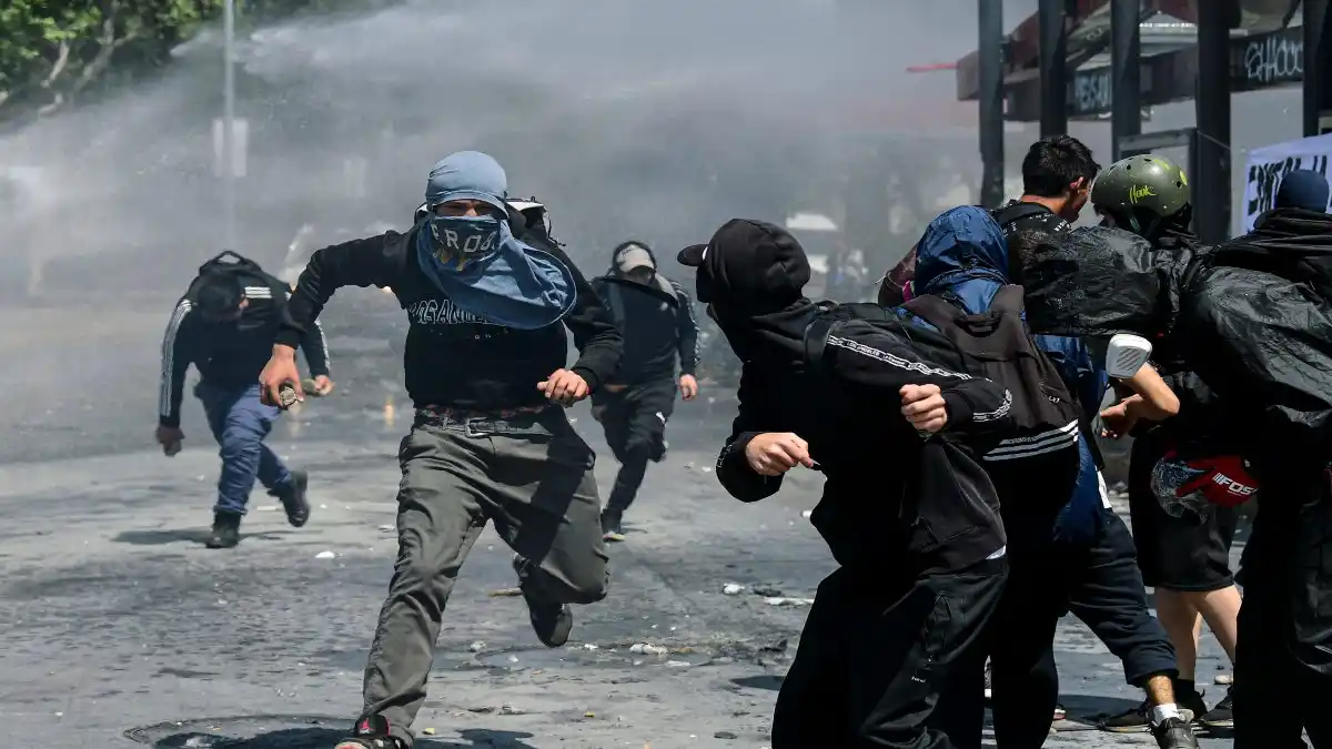 CHILE ARDE DE NUEVO:  protestas dejan 42 heridos, 195 detenidos y 15 comercios destruidos en Santiago  