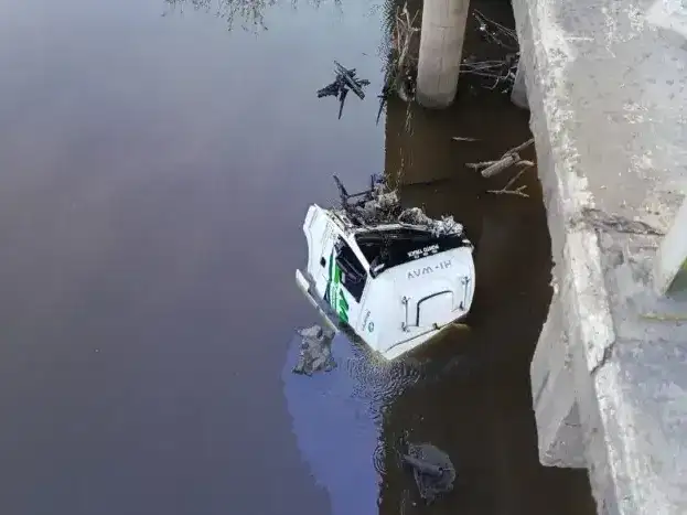 Grave choque en la Ruta 14: una máquina vial cayó hacia la costa del río Gualeguaychú tras ser impactada por un camión