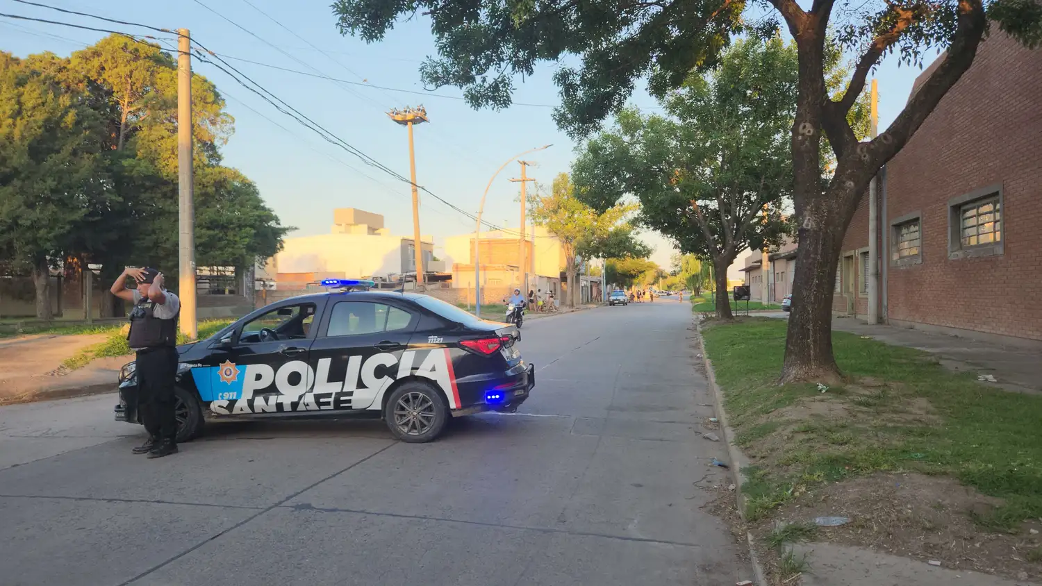 Un joven sufrió una convulsión en plena calle, fue asistido por vecinos y trasladado al hospital - 2