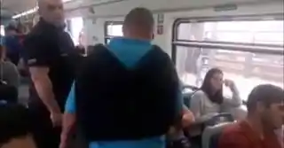 Denuncian que quisieron bajar del Mitre a dos mujeres por besarse