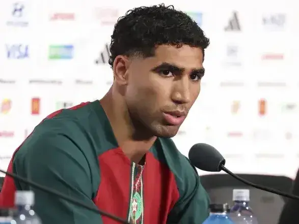 A.Hackimi durante una conferencia dr prensa en el Mundial 2026. Foto:AP