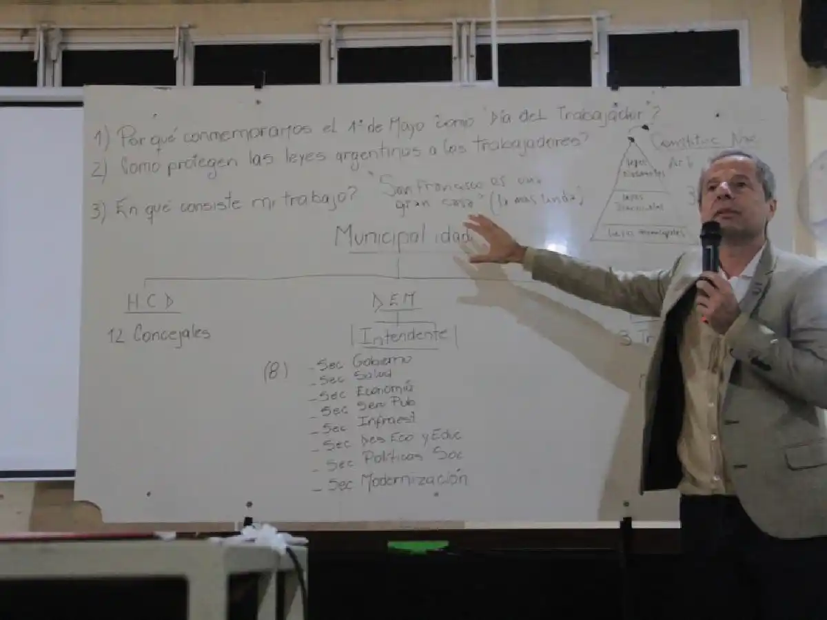 Los chicos y chicas aprendieron sobre el trabajo de la municipalidad con el intendente