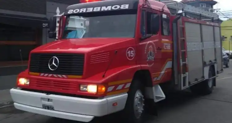En la madrugada, Bomberos Voluntarios apagó incendios en una casa y un auto