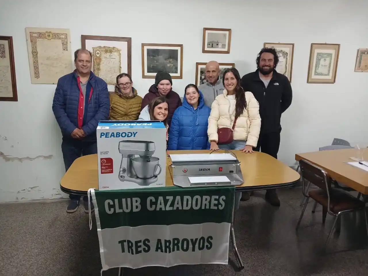 El Club Cazadores donó equipamiento al Club de la Cocina