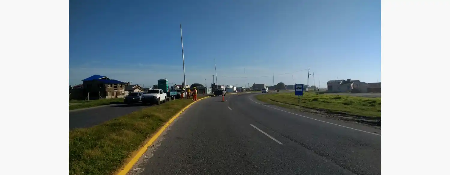 Comenzó la colocación de columnas de iluminación en la Ruta 11