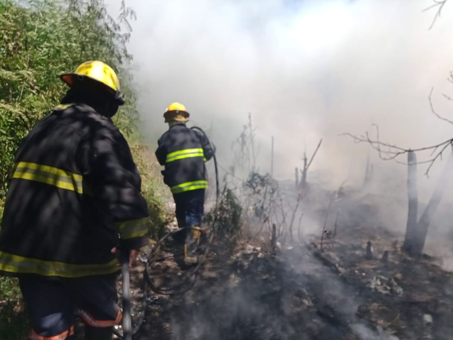 Incendio en un basural: justo a tiempo, los bomberos evitaron que el fuego llegue a varias viviendas