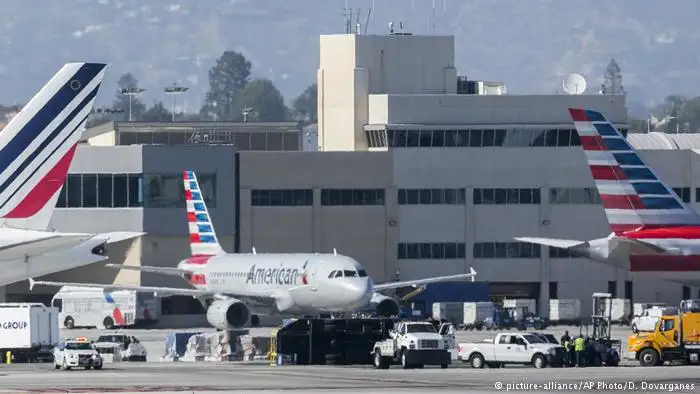 Evacúan aeropuerto en Michigan tras el ataque a un policía