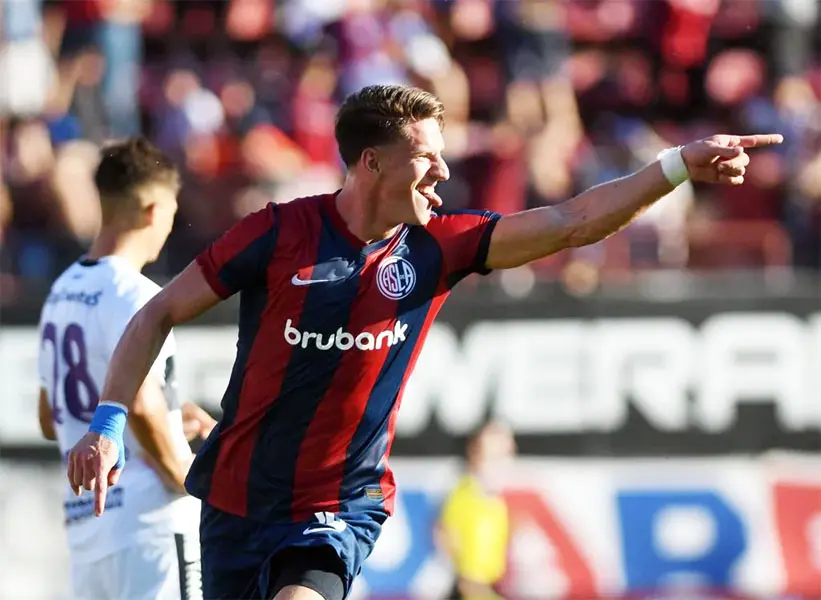 San Lorenzo goleó y sigue en lo alto