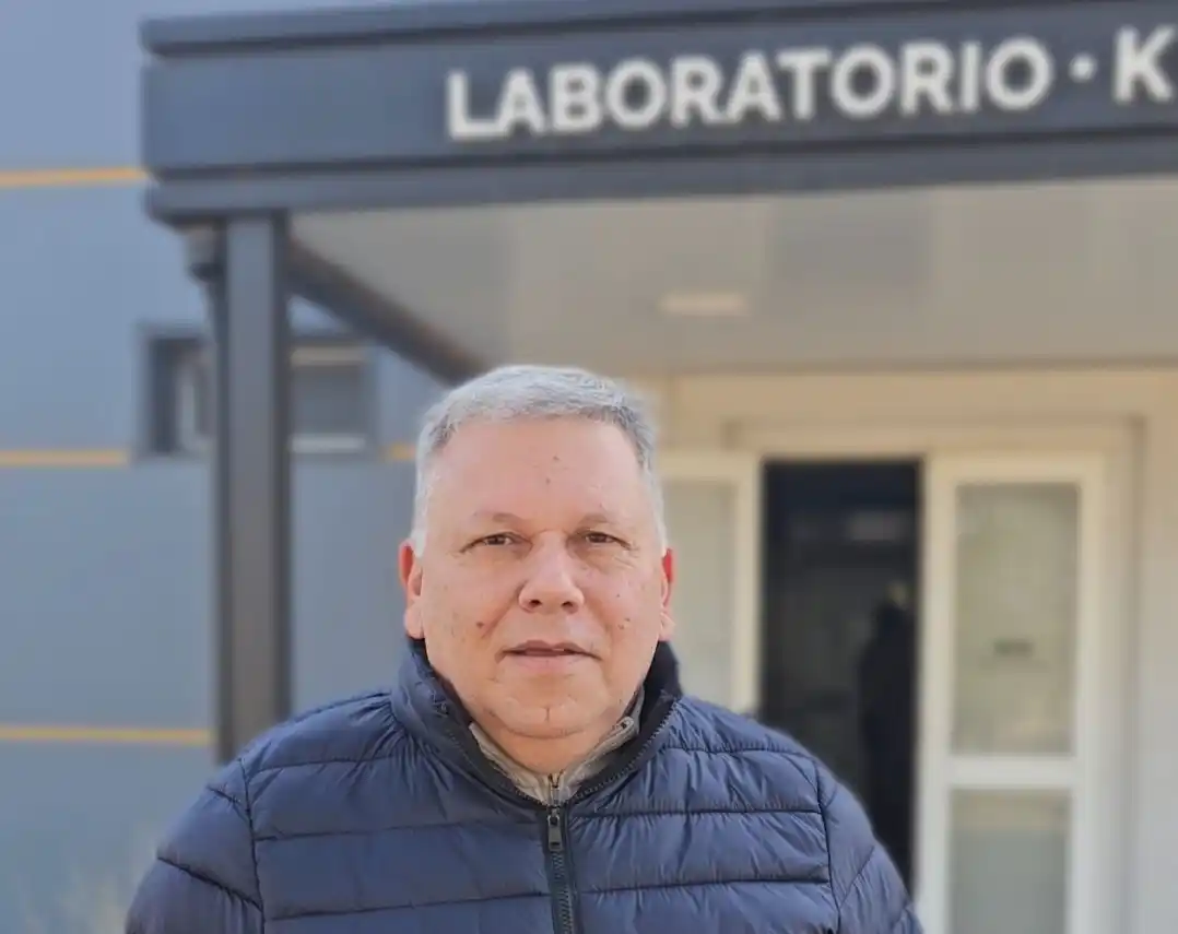 Gustavo Benedetti al salir del laboratorio.