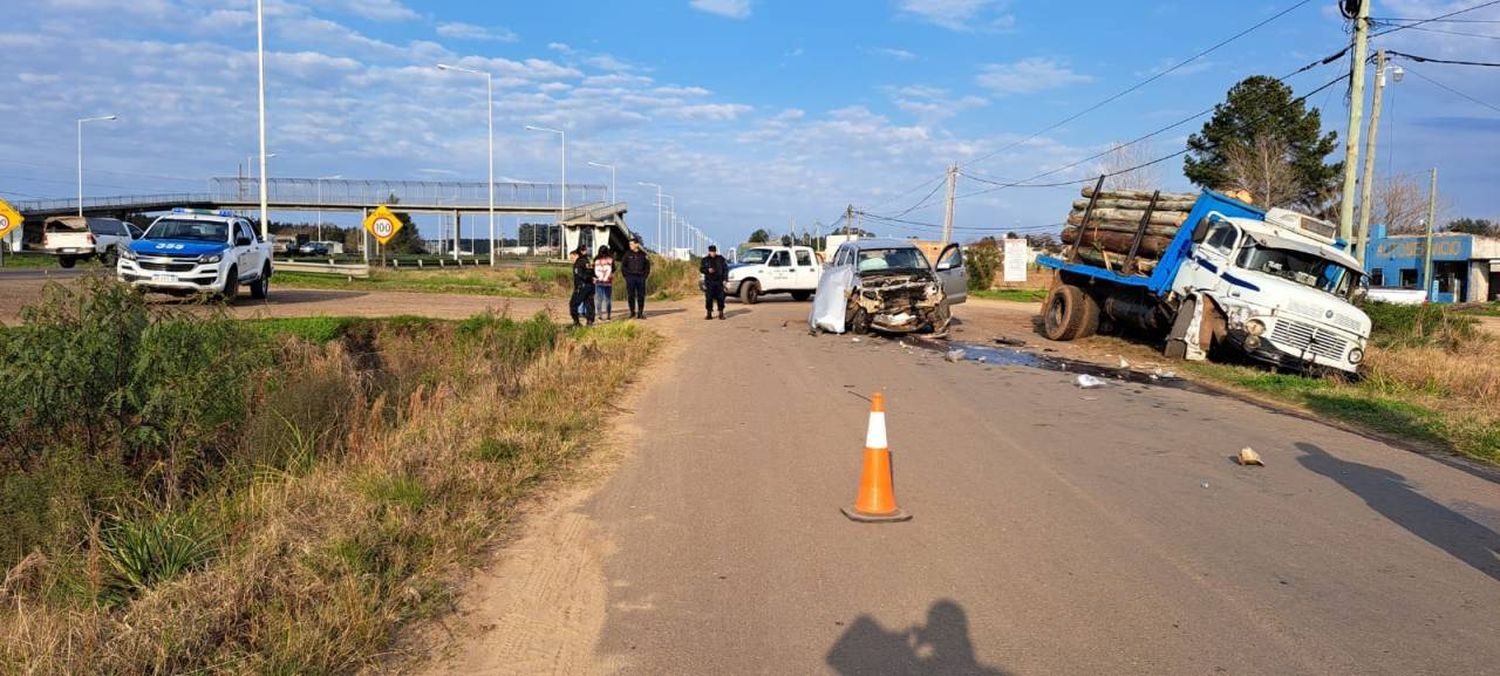 Una camioneta y un camión chocaron violentamente en la autovía