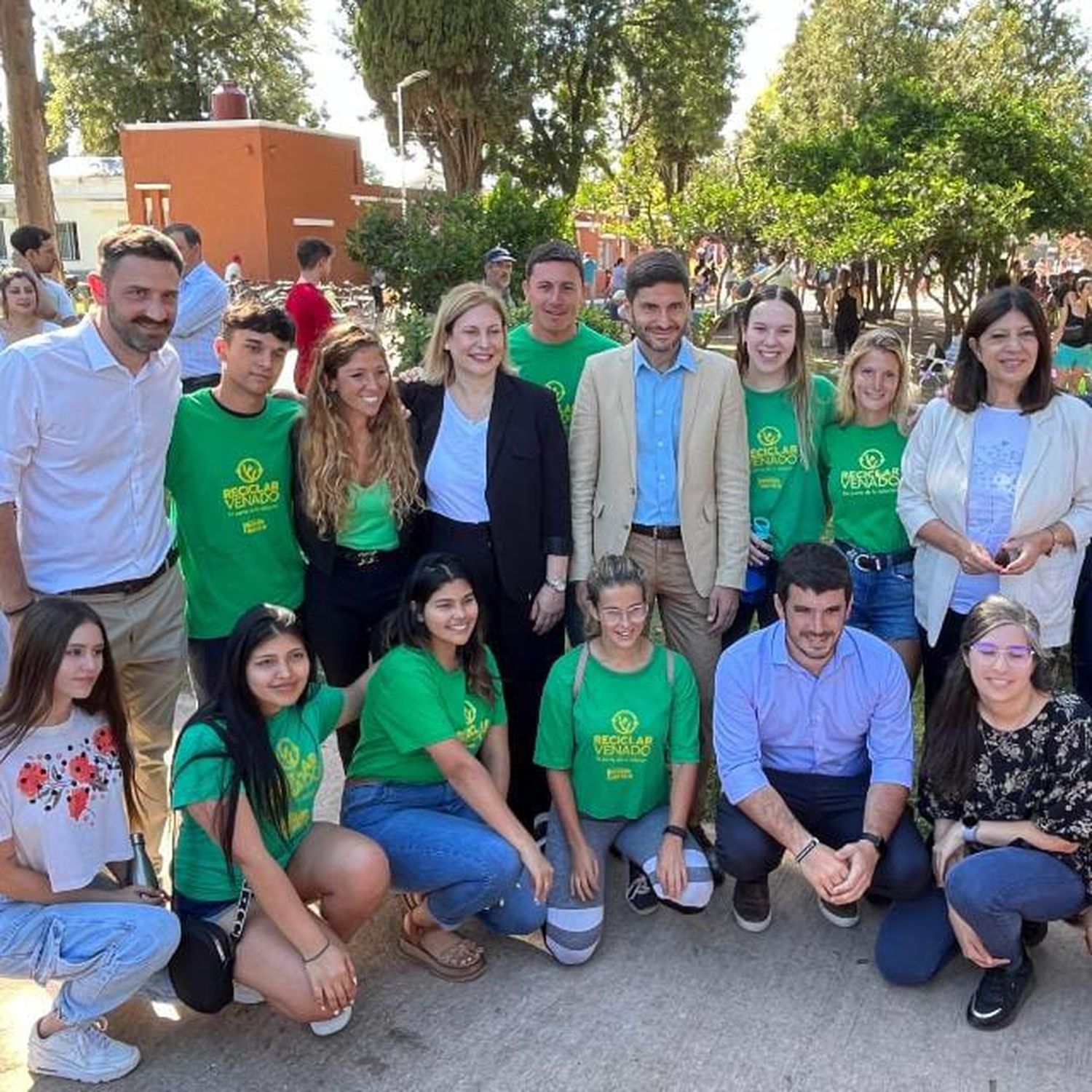 El gobernador Maximiliano Pullaro junto a los voluntarios de Reciclar Venado.