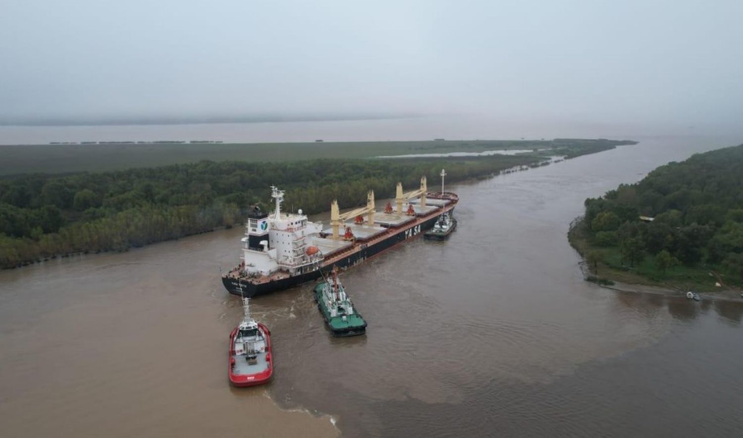 Buque varado: el informe oficial del Puerto confirmó que el cambio de la corriente acumuló la sedimentación en el canal