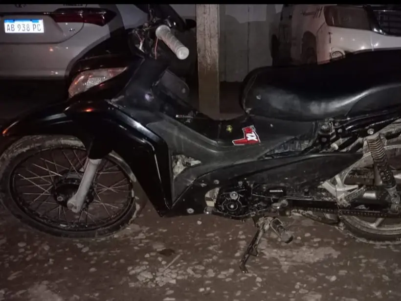 Circulaba en una moto que arrancaba con cables pelados y tenía todas las numeraciones limadas