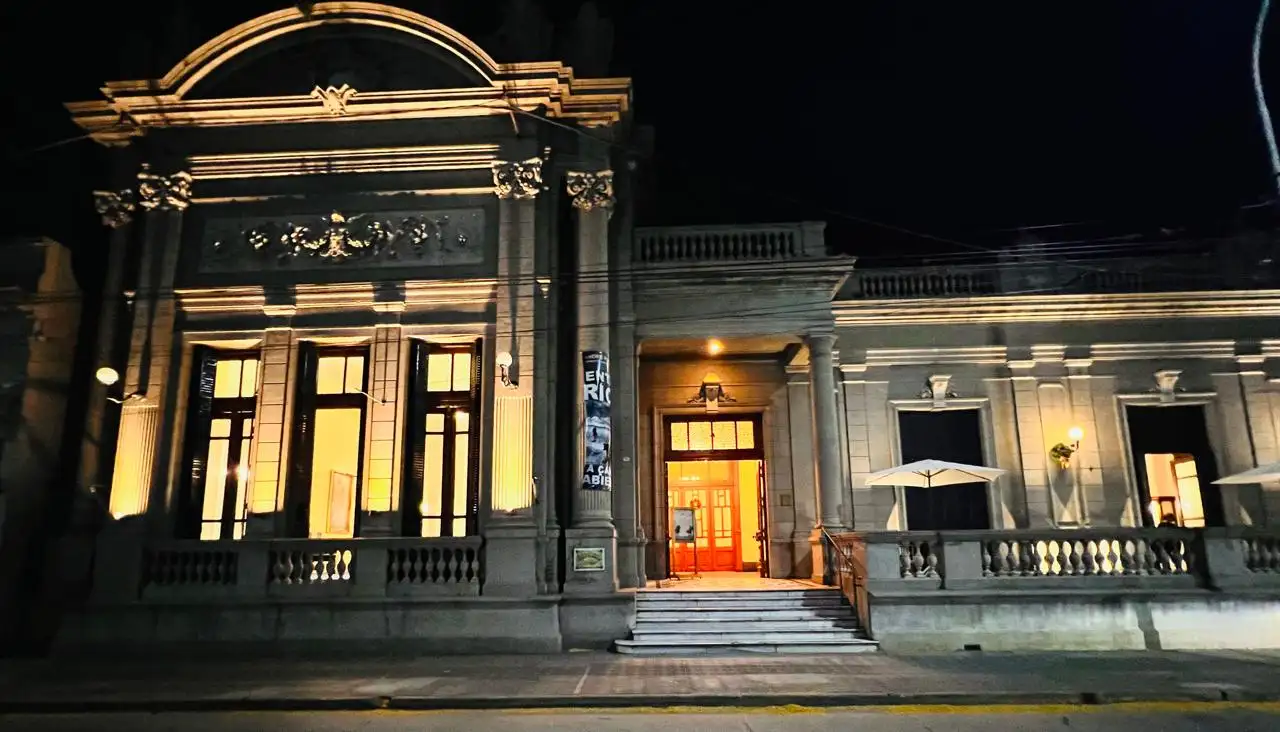 Frente del Club Social Gualeguay.-