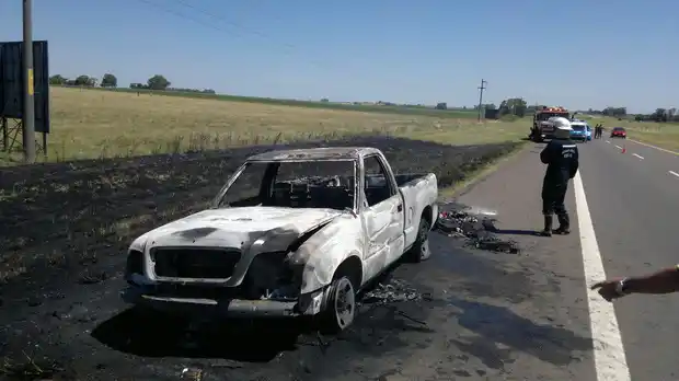 Incendio total de un auto sobre la ruta 14