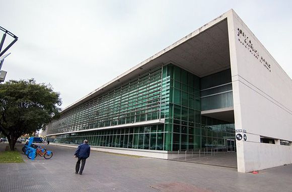 Encontraron a un hombre de 72 años gravemente herido en una cochera céntrica y está internado