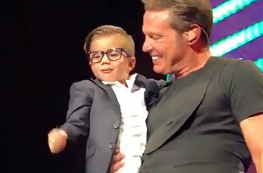 Fuertes críticas a Luis Miguel tras haberse mostrado afectuoso con un niño en el escenario