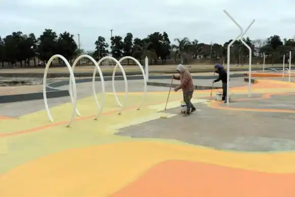 Temporada de verano: Comenzaron las tareas en los parques del Sur y Garay