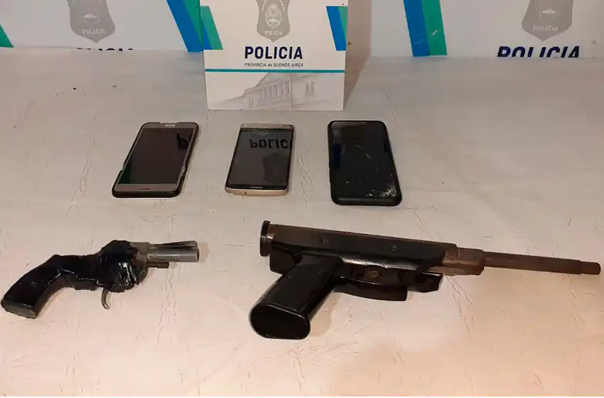 Armados, se dedicaban a robar celulares a transeúntes