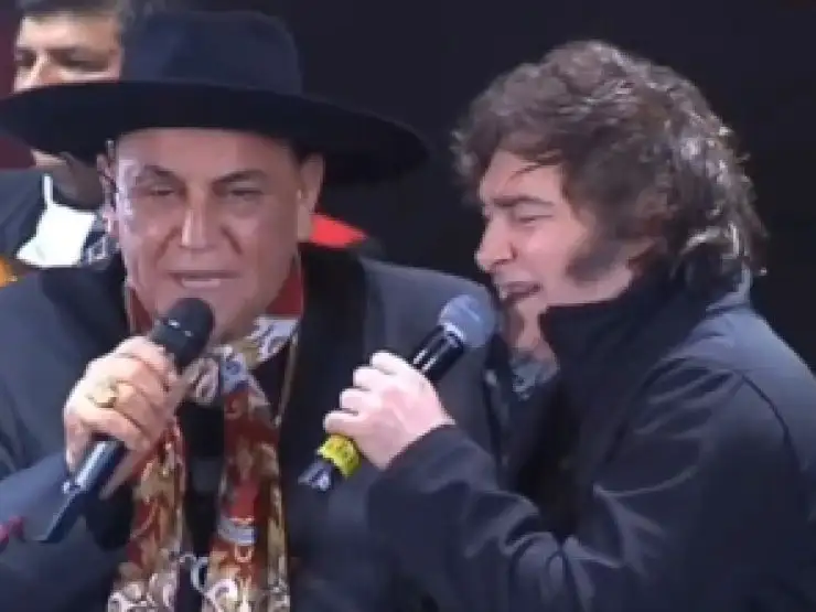 Javier Milei junto al Chaqueño Palavecino sobre el escenario del festival de Jesús María.