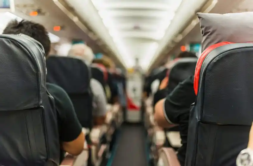 Orinó a otro pasajero en un avión y terminó detenido