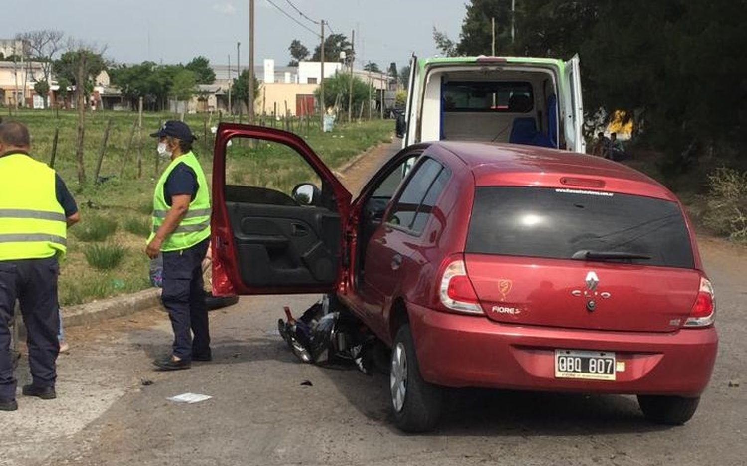 Trasladaron al Hospital a un motociclista tras ser embestido por un auto