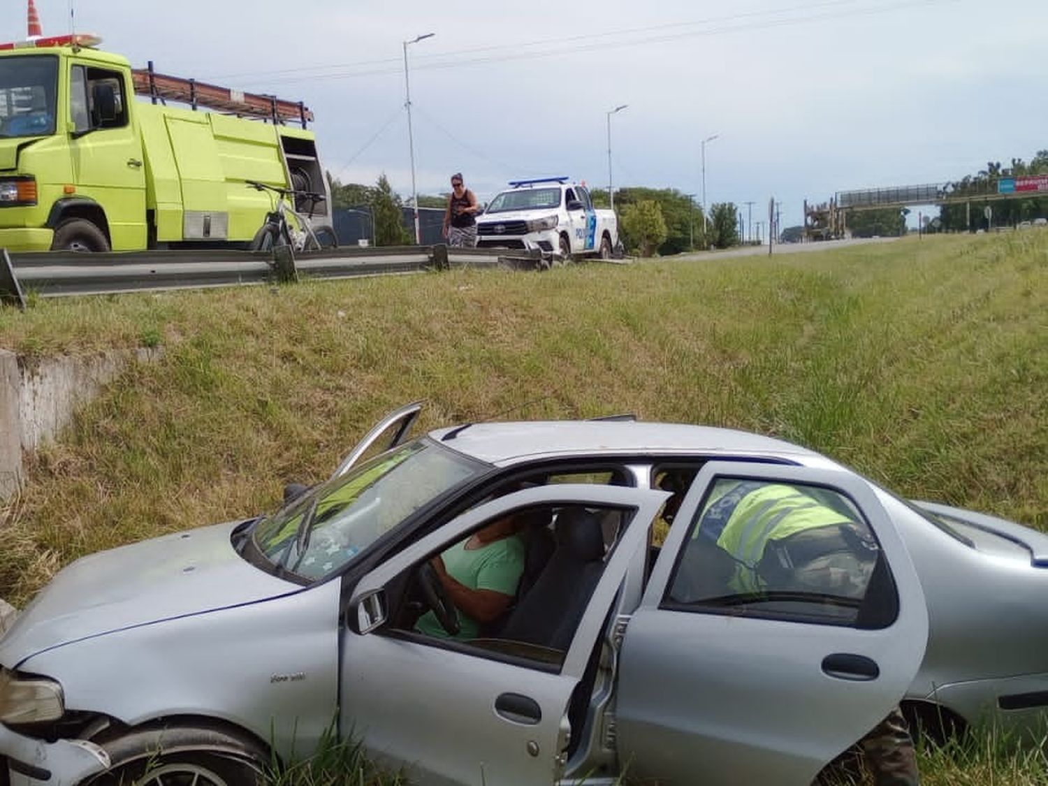 Conductor despistó su auto y terminó en el canal desagüe