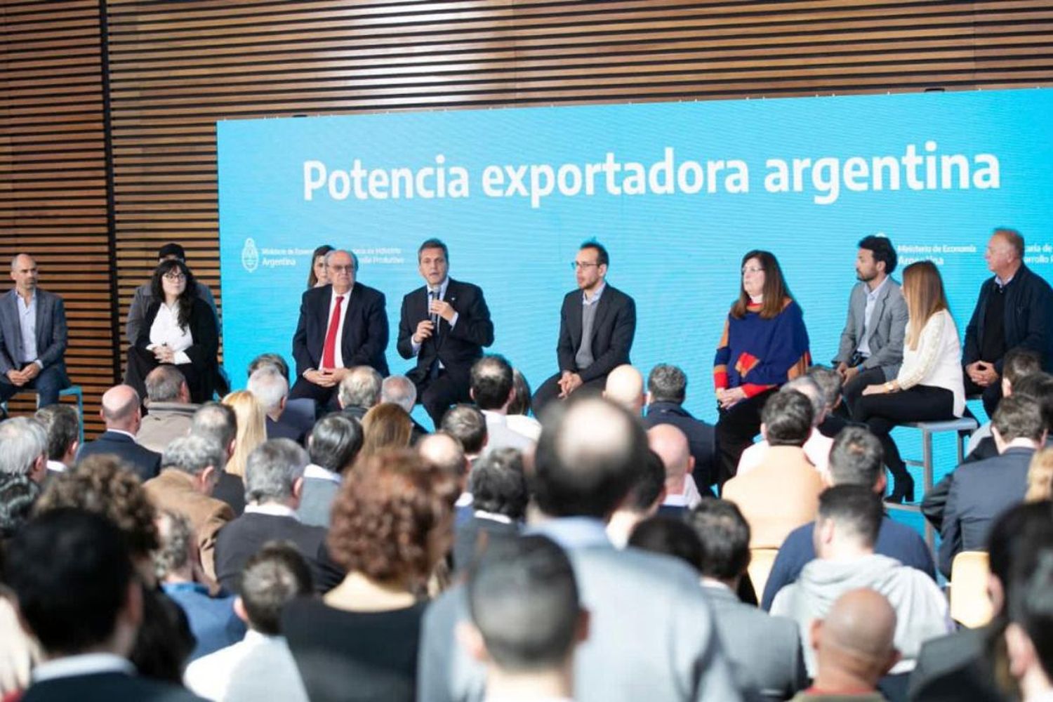 “Este programa tiene por objetivo ponernos como meta aumentar un 10% de acá a fin de año nuestras exportaciones pymes”, afirmó Massa